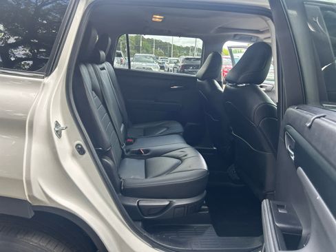 Used 2023 Toyota Highlander XLE image 11