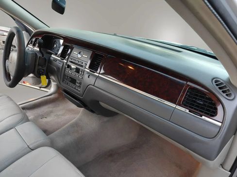 Used 2007 Lincoln Town Car Signature RWD image 12