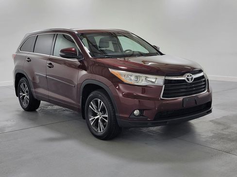 Used 2016 Toyota Highlander XLE image 2