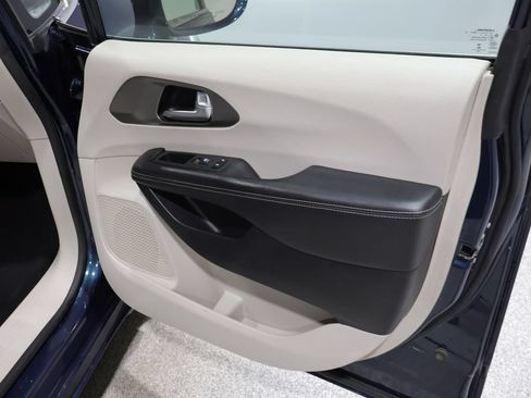 Used 2021 Chrysler Pacifica Touring-L FWD image 26