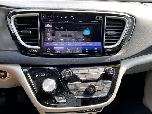 Used 2024 Chrysler Pacifica Touring-L FWD image 16