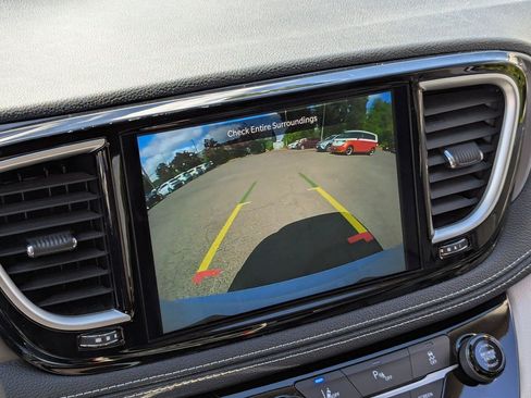 Used 2023 Chrysler Pacifica Touring-L FWD image 18
