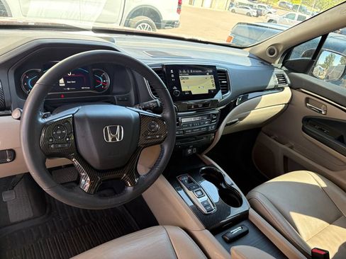 Used 2022 Honda Pilot Touring image 16