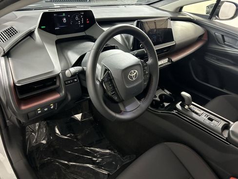 Used 2025 Toyota Prius Plug-In Hybrid image 11
