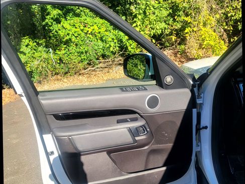 Used 2019 Land Rover Discovery SE image 20