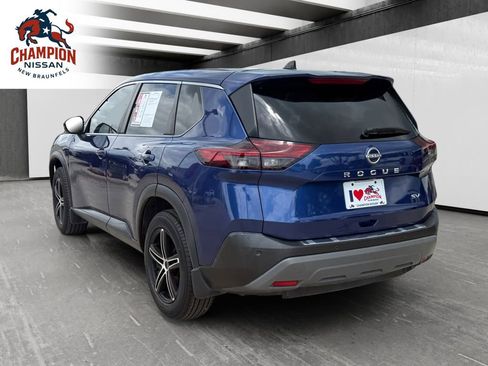 Used 2022 Nissan Rogue SV FWD image 3