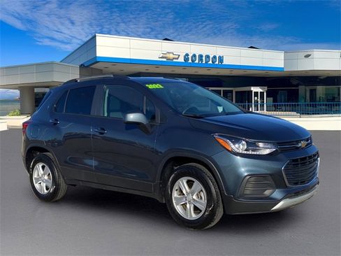 Used 2022 Chevrolet Trax LT w/ LT Convenience Package image 6