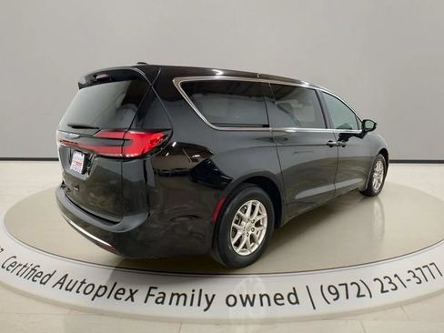 Used 2025 Chrysler Pacifica Select FWD image 5
