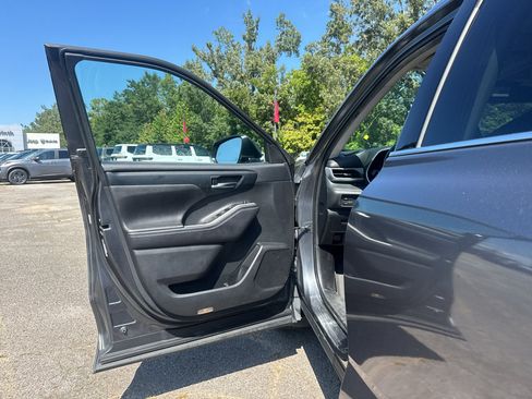 Used 2020 Toyota Highlander XLE AWD/4WD image 18