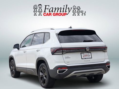 Used 2025 Volkswagen Taos SE image 3