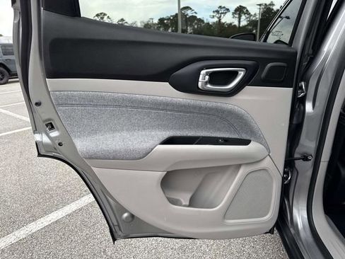 Used 2022 Jeep Compass Latitude w/ Sun and Sound Group image 9