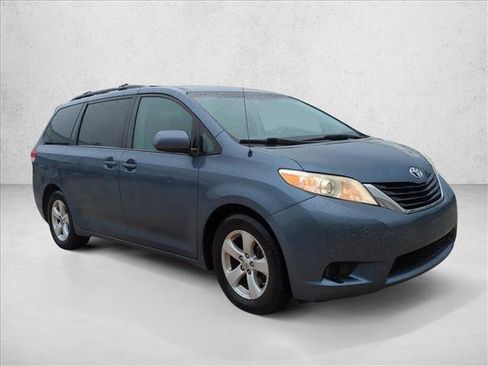 Used 2014 Toyota Sienna LE FWD image 3