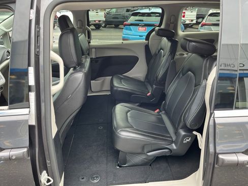 Used 2023 Chrysler Pacifica Touring-L FWD image 32