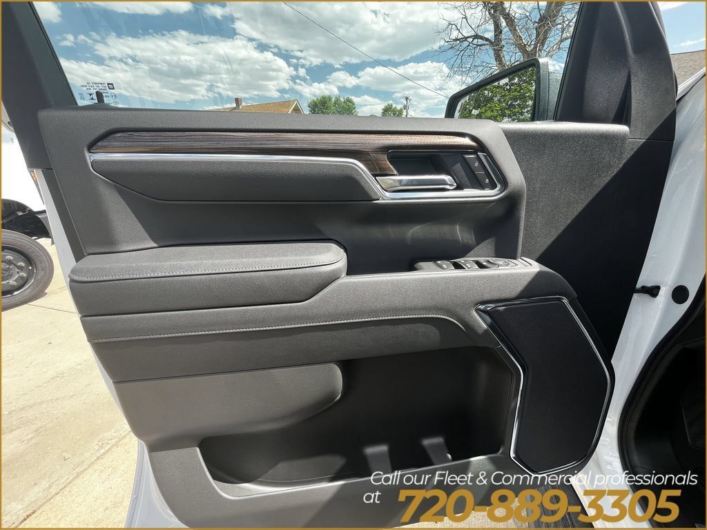 Used 2025 Chevrolet Silverado 1500 LT w/ Leather Package AWD/4WD image 8