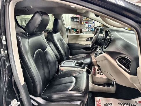 Used 2023 Chrysler Pacifica Touring-L FWD image 30