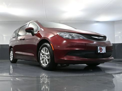 Used 2021 Chrysler Voyager LX image 51