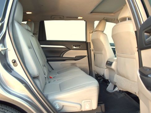 Used 2018 Toyota Highlander XLE AWD/4WD image 51