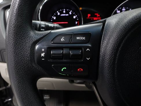 Used 2016 Kia Sedona LX image 25