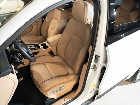Certified 2026 Porsche Macan AWD/4WD image 5