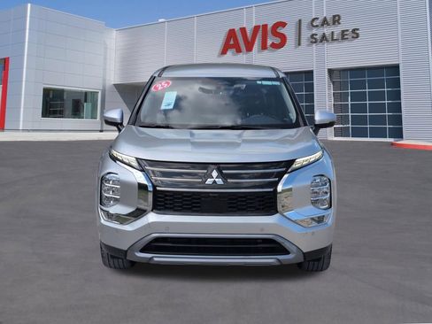 Used 2025 Mitsubishi Outlander SE FWD image 2