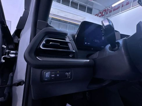 Used 2025 Chevrolet Traverse LT image 16