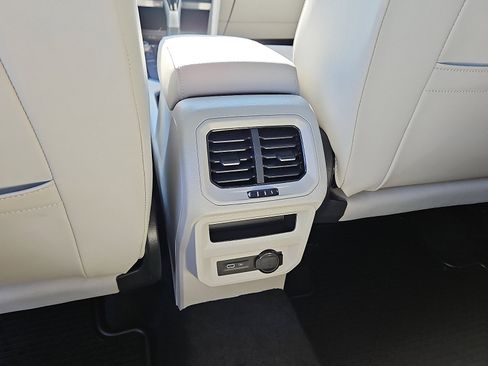 Certified 2023 Volkswagen Tiguan SE R-Line image 9