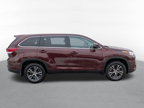 Used 2019 Toyota Highlander LE image 2