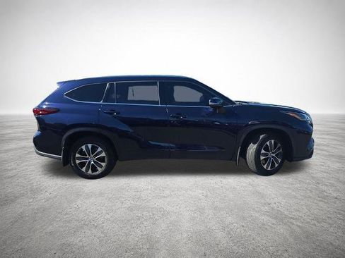 Used 2021 Toyota Highlander XLE AWD/4WD image 9