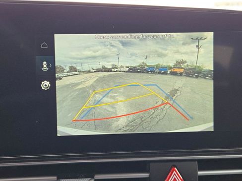 Used 2025 Hyundai Elantra SEL FWD image 29