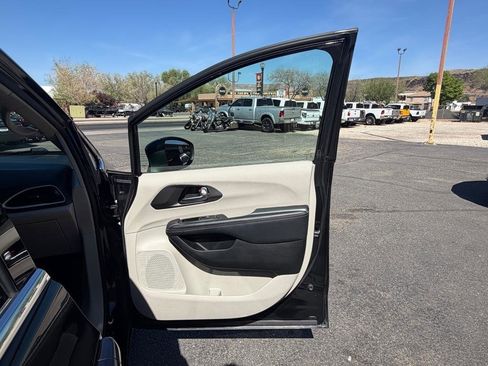 Used 2023 Chrysler Pacifica Touring-L image 24