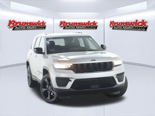 Certified 2024 Jeep Grand Cherokee Altitude AWD/4WD image 1