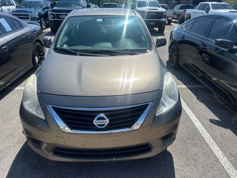 Used 2013 Nissan Versa SV w/ Convenience Pkg FWD image 2