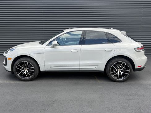 Certified 2024 Porsche Macan AWD/4WD image 2