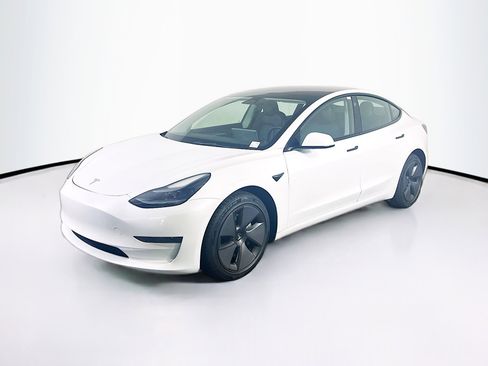 Used 2023 Tesla Model 3 Standard Range image 3