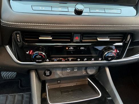 Certified 2025 Nissan Rogue SL w/ Tech Package image 19