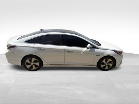 Used 2016 Hyundai Sonata Limited w/ Option Group 02 FWD image 2