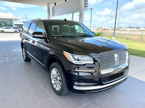 Used 2024 Lincoln Navigator L 4WD image 3