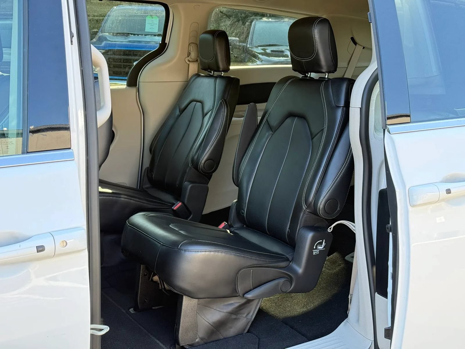 Used 2024 Chrysler Pacifica Touring-L FWD image 10