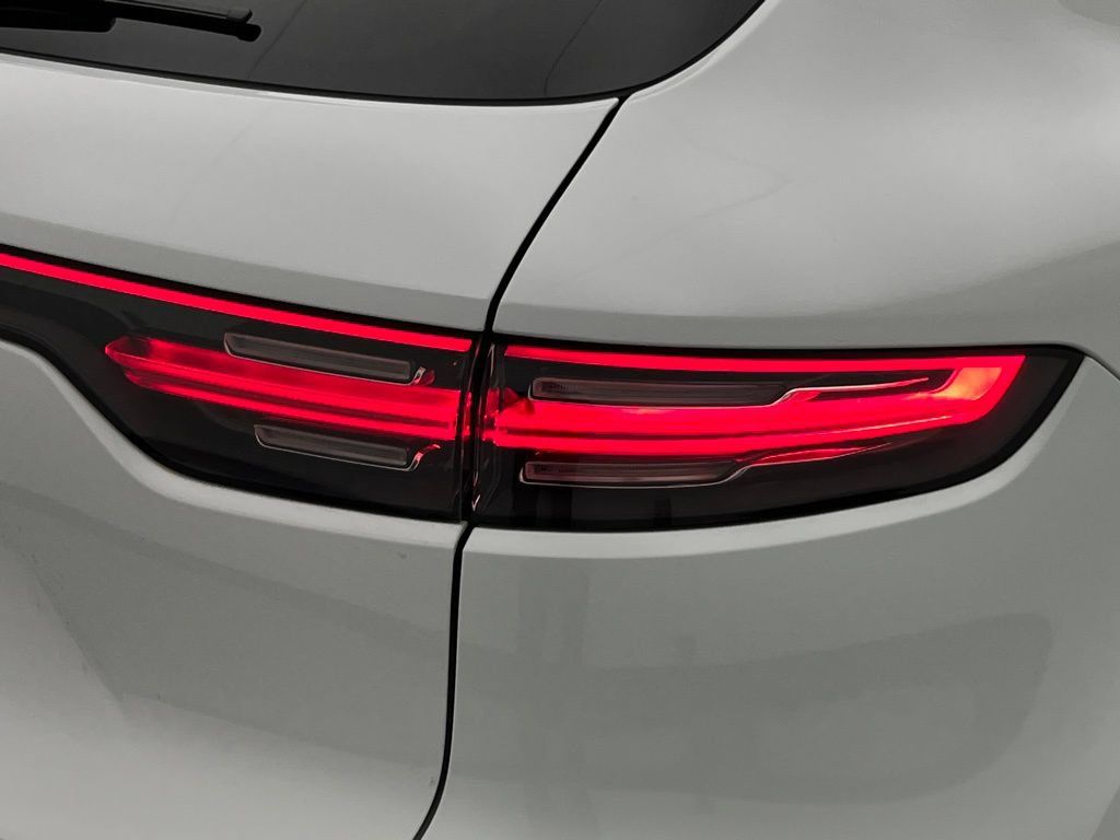 Certified 2023 Porsche Cayenne AWD/4WD image 42