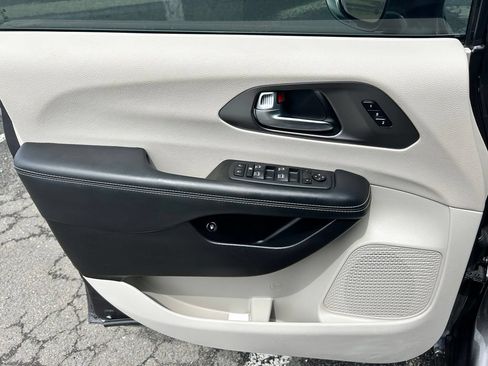 Used 2022 Chrysler Pacifica Touring-L w/ Uconnect Theater Family Group FWD image 21