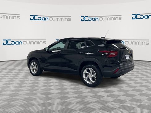 Used 2024 Chevrolet Trax LS w/ LS Convenience Package image 6