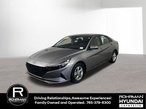 Used 2023 Hyundai Elantra SE w/ Preferred Accessory Package image 11