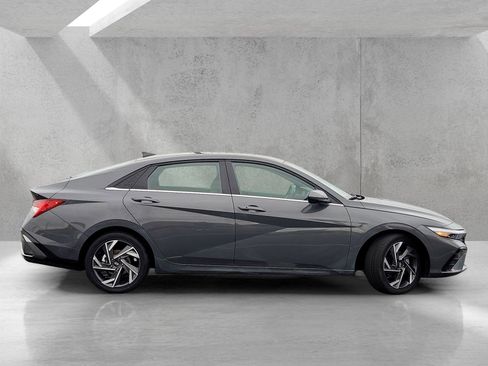 Used 2025 Hyundai Elantra SEL image 3