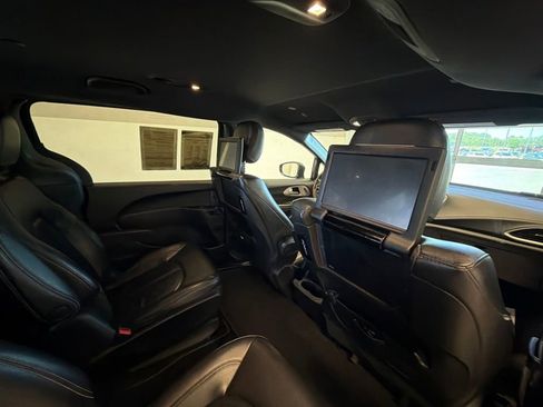 Used 2022 Chrysler Pacifica Touring-L w/ Uconnect Theater Family Group FWD image 27