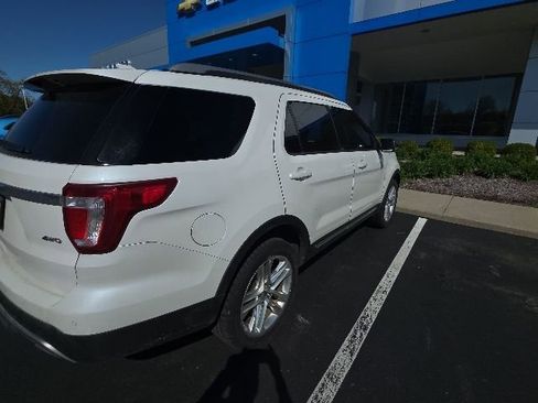 Used 2017 Ford Explorer XLT w/ XLT Technology Feature Bundle AWD/4WD image 7