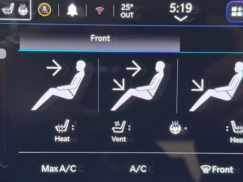 Used 2023 Chrysler Pacifica Limited w/ Uconnect Theater Family Group image 45