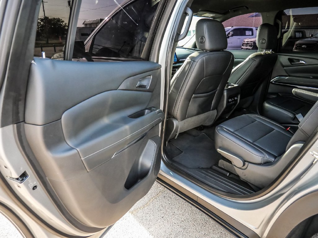 Used 2025 Chevrolet Traverse LT FWD image 25