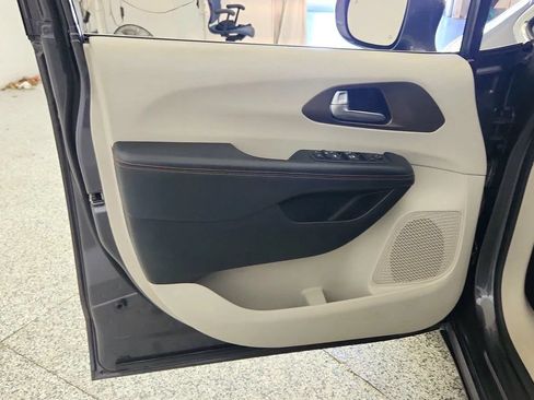 Used 2017 Chrysler Pacifica Touring-L FWD image 23