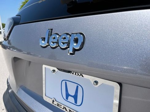 Used 2019 Jeep Cherokee Latitude Plus FWD image 9