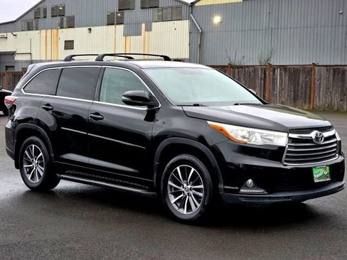 Used 2015 Toyota Highlander LE image 1